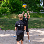 Barn som spelar volleyboll