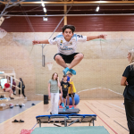 Barn som hoppar på studsmatta.