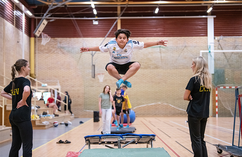 Barn som hoppar på studsmatta.