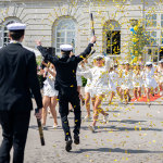 Studenter springer ut från skolan