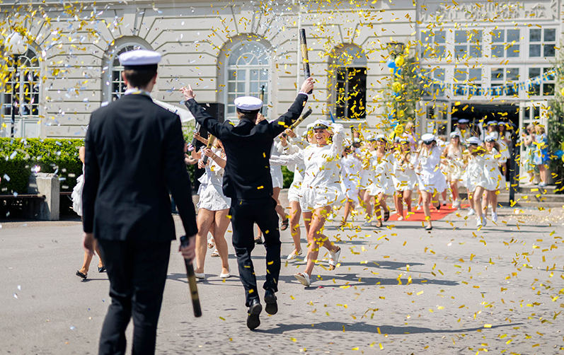 Studenter springer ut från skolan