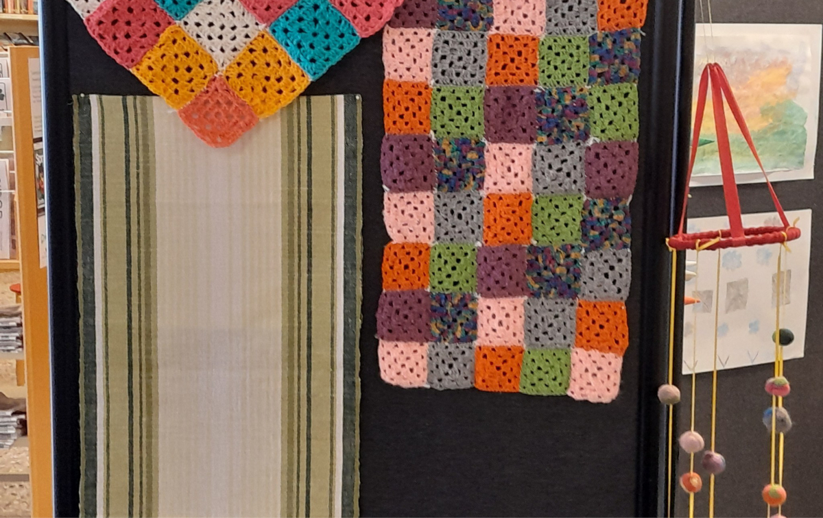 Utställning på biblioteket med konst från daglig verksamhet