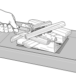 Illustration av en hand som håller i en tändare och tänder en trave ved uppifrån.