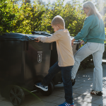 Mor och son hanterar Kretslopp Sydosts nya fyrfackskärl.
