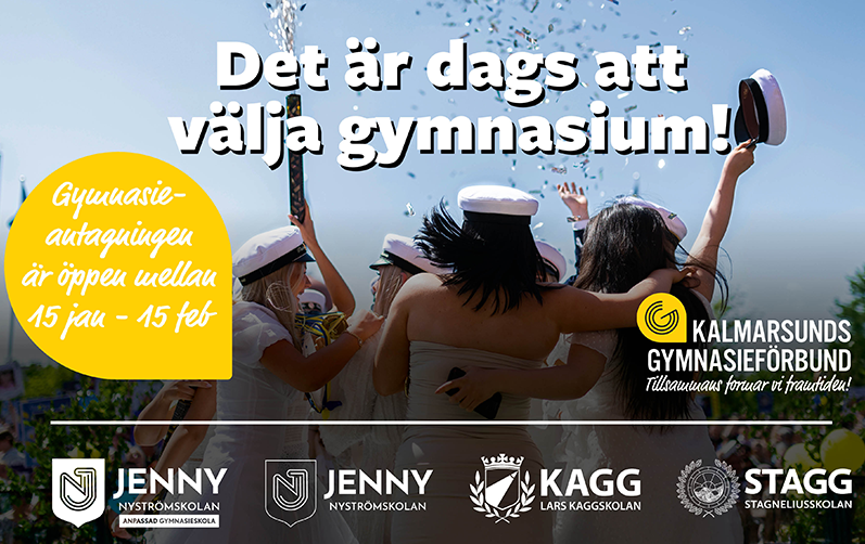 Bilden visar glada studenter som firar att de precis tagit studnten.