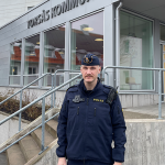 Bild på kommunens lokalpolis framför kommunhuset.