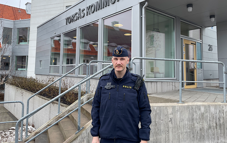 Bild på kommunens lokalpolis framför kommunhuset.