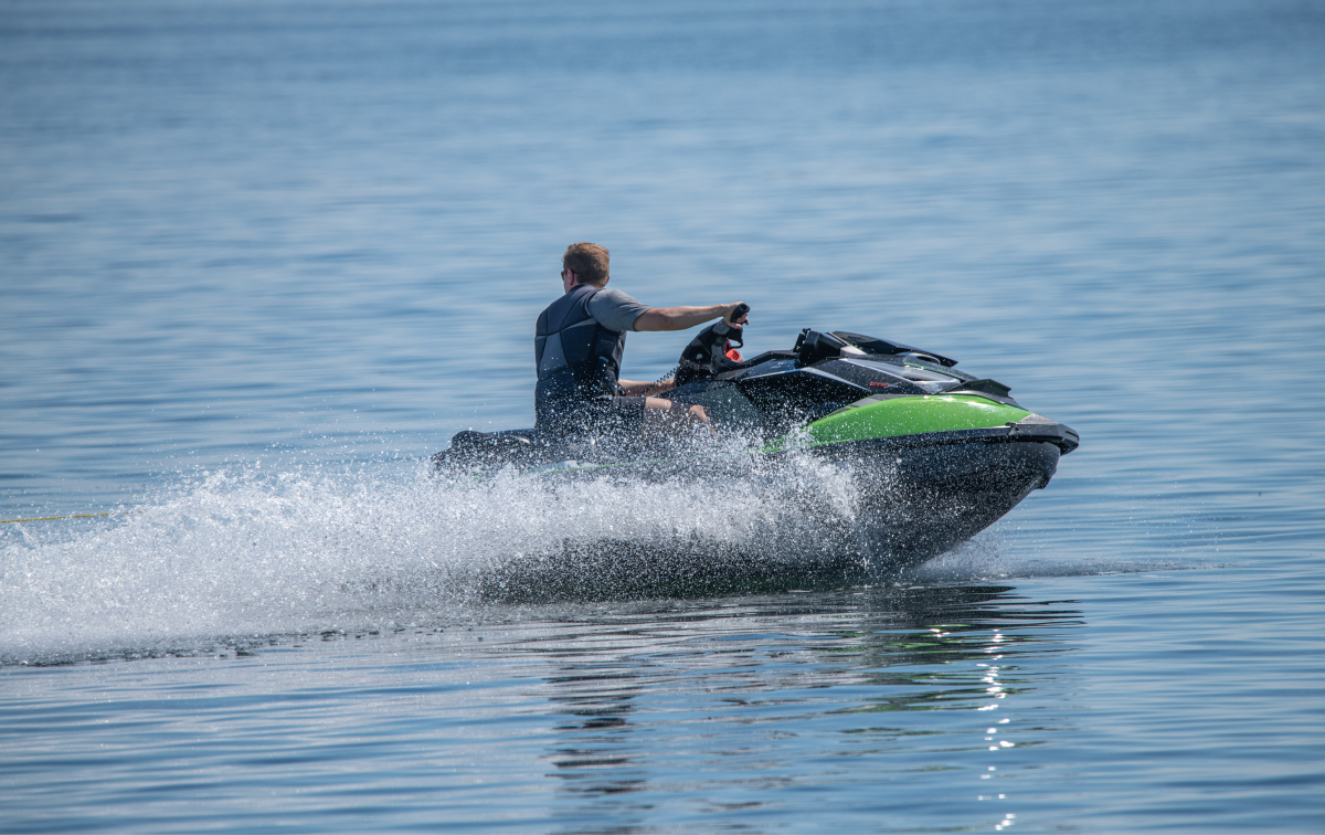 Bilden visar en person som kör en vattenskoter.