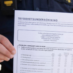 Polis som visar upp enkäten