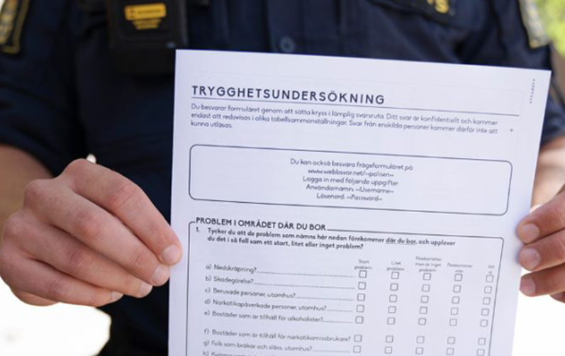 Polis som visar upp enkäten