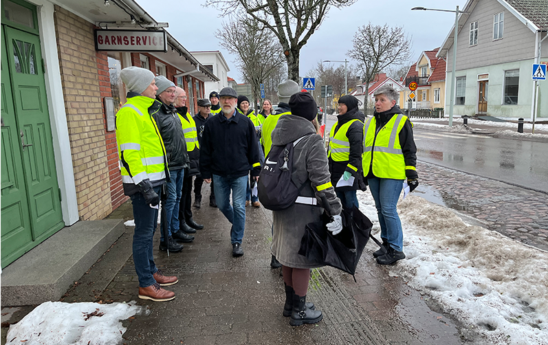 Representanter från kommunen tillsammans med företagare, kommunpolis, politiker, och pensionärsföreningen SPF samt kommunmedborgare genomför trygghetsvandring