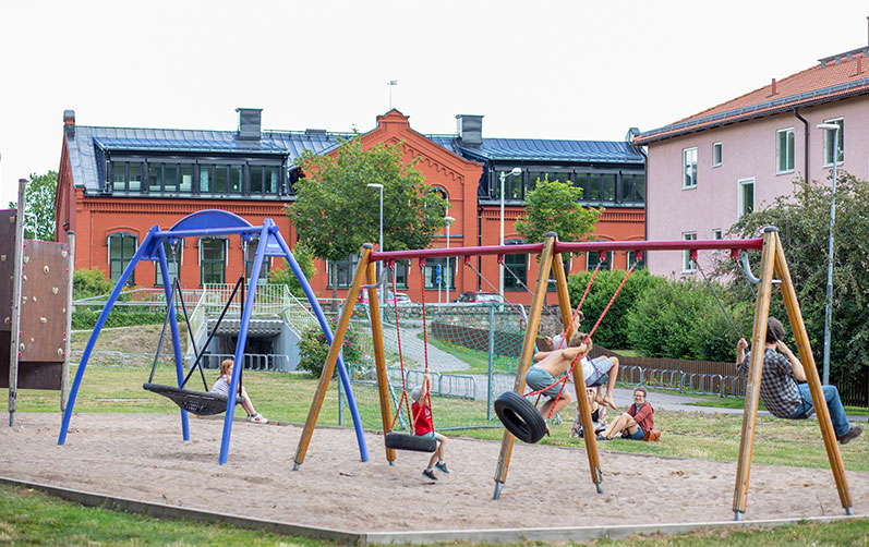 Bilden visar barn och ungdomar som gungar.